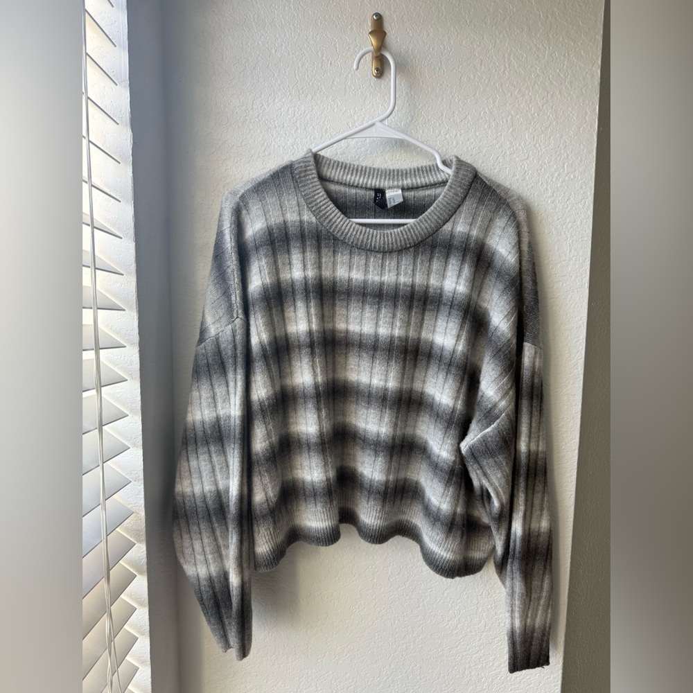 **FINAL PRICE** DIVIDED BY H&M GREY KNIT CROPPED SWEATER SIZE EXTRA LARGE EUC